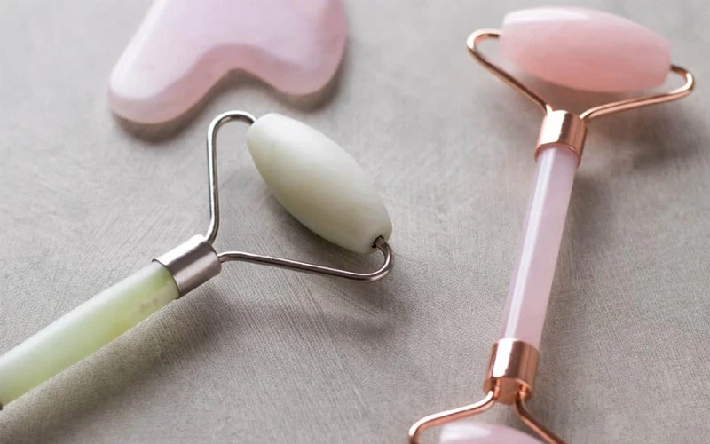 what's the difference between a jade and rose quartz roller
